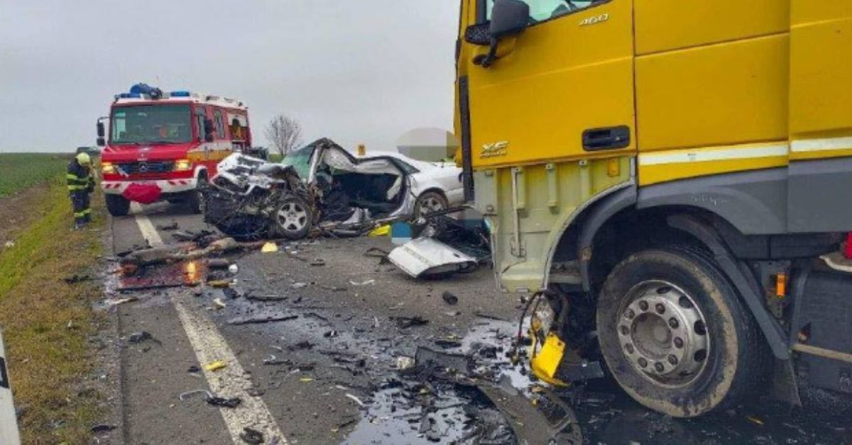Kierowca audi zginął po zderzeniu z ciężarówką