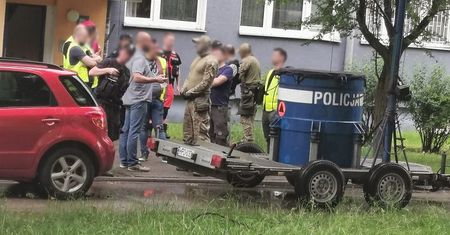 Znamy szczegóły wczorajszej akcji policji w Lublinie i Bełżycach. Broń, amunicja i zapalniki