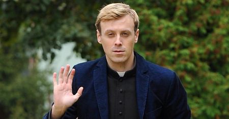 Grał księdza Macieja w serialu "Ranczo", a prywatnie spełnia się jako mąż i ojciec. Jak teraz wygląda Mateusz Rusin?