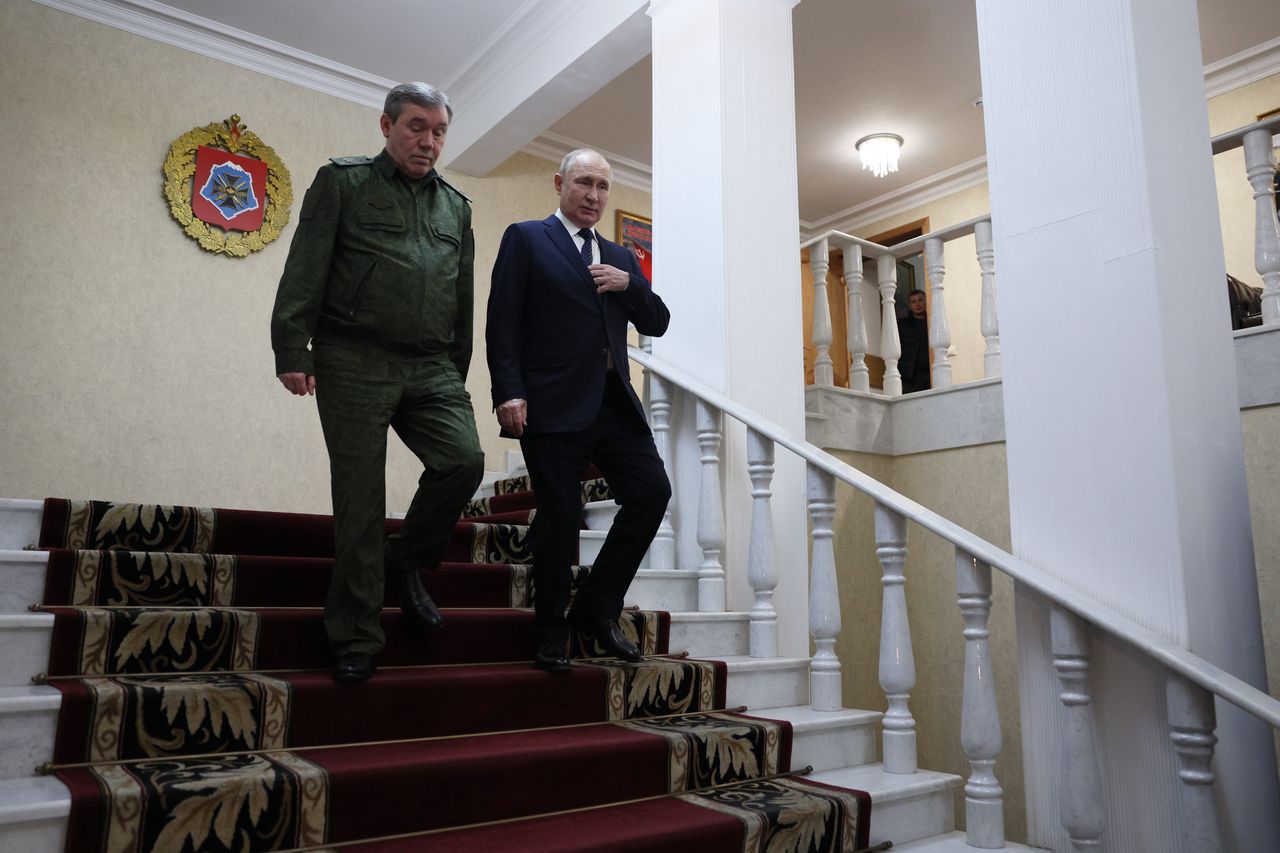 President of Russia Vladimir Putin and Chief of the General Staff of the Armed Forces of the Russian Federation Valery Gerasimov