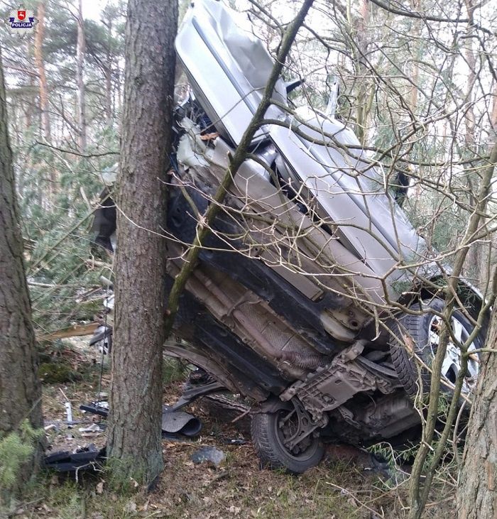 Drożdżak. Skoda rozpadła się na pół po uderzeniu w drzewo | fot. KPP Łuków
