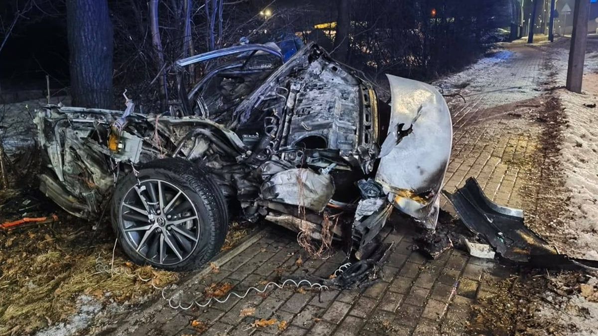 Dramatyczny wypadek. Z auta nic nie zostało