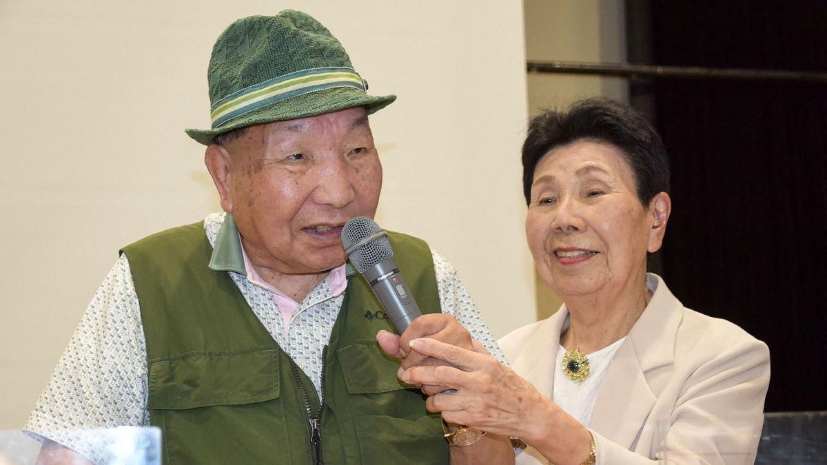 Archiwum zagraniczne East News 2024-09
This photo taken on September 29, 2024 shows Iwao Hakamada (L) speaking as his 91-year-old sister Hideko (R) holds the microphone during a judgement report session held by supporters in the city of Shizuoka, Shizuoka prefecture, two days after he was acquitted, more than half a century after his murder conviction, when a Japanese court ruled that evidence had been fabricated. Hakamada, now 88 years old, spent 46 years on death row after being convicted in 1968 of robbing and killing his boss, the man's wife and their two teenage children. (Photo by JIJI Press / AFP) / Japan OUT
STR