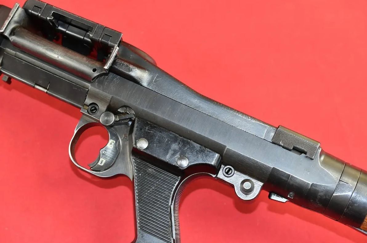 Dużą wadą MG34 było wykorzystanie do produkcji stali stopowej oraz pracochłonnego procesu frezowania większości elementów. 