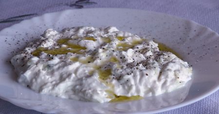 Słynny grecki sos idealny na grilla. Prosty przepis bez gotowania