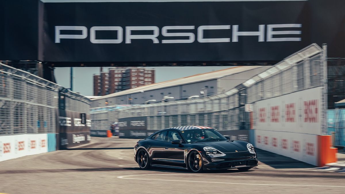 Porsche Taycan w maskowaniu (fot. Porsche)