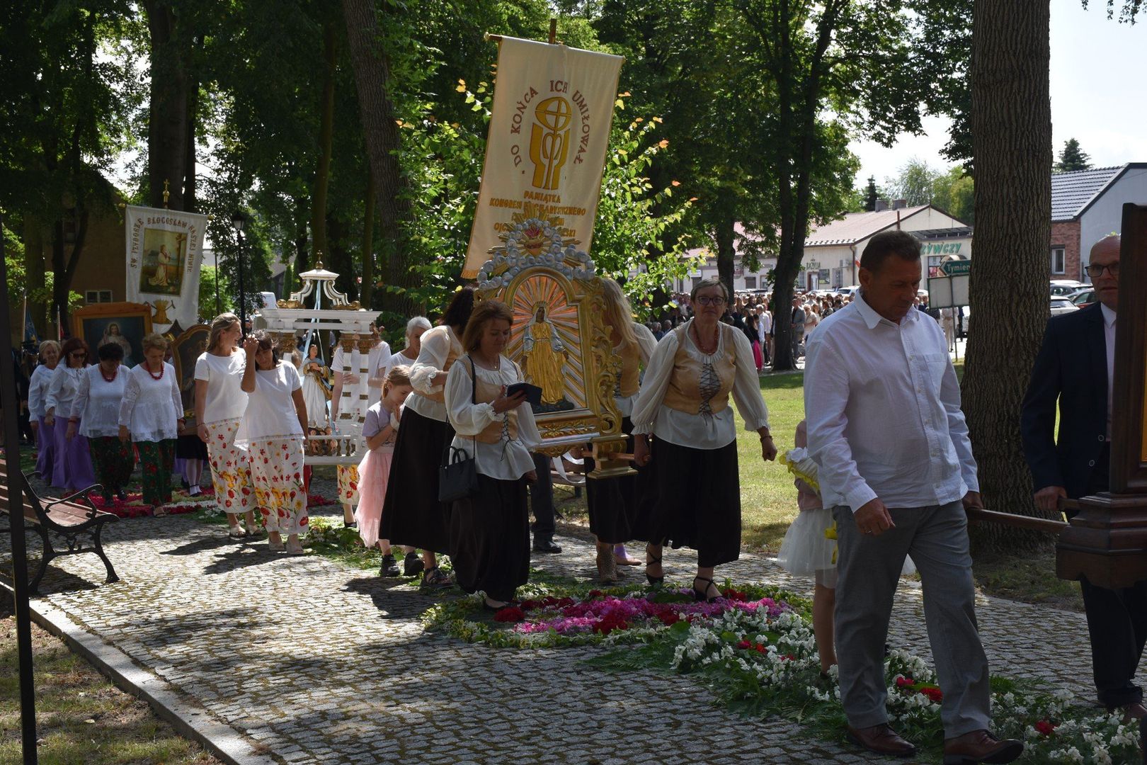 19.06.2025r. Procesja Bożego Ciała w Stawie. W tym roku wierni przygotowali dywany kwiatowe na wzór tych ze Spycimierza