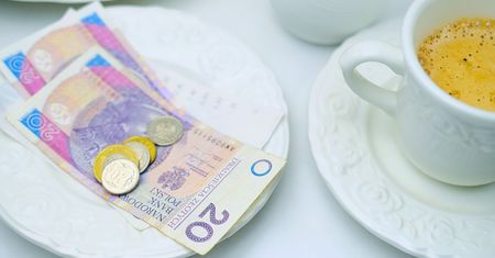 Polacy coraz częściej zostawiają w restauracji. Jak nie obrazić kelnera?