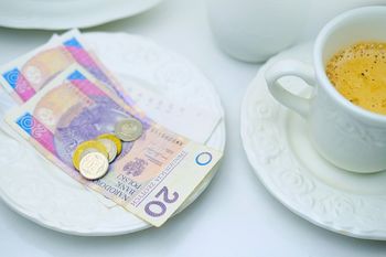 Polacy coraz częściej zostawiają w restauracji. Jak nie obrazić kelnera?
