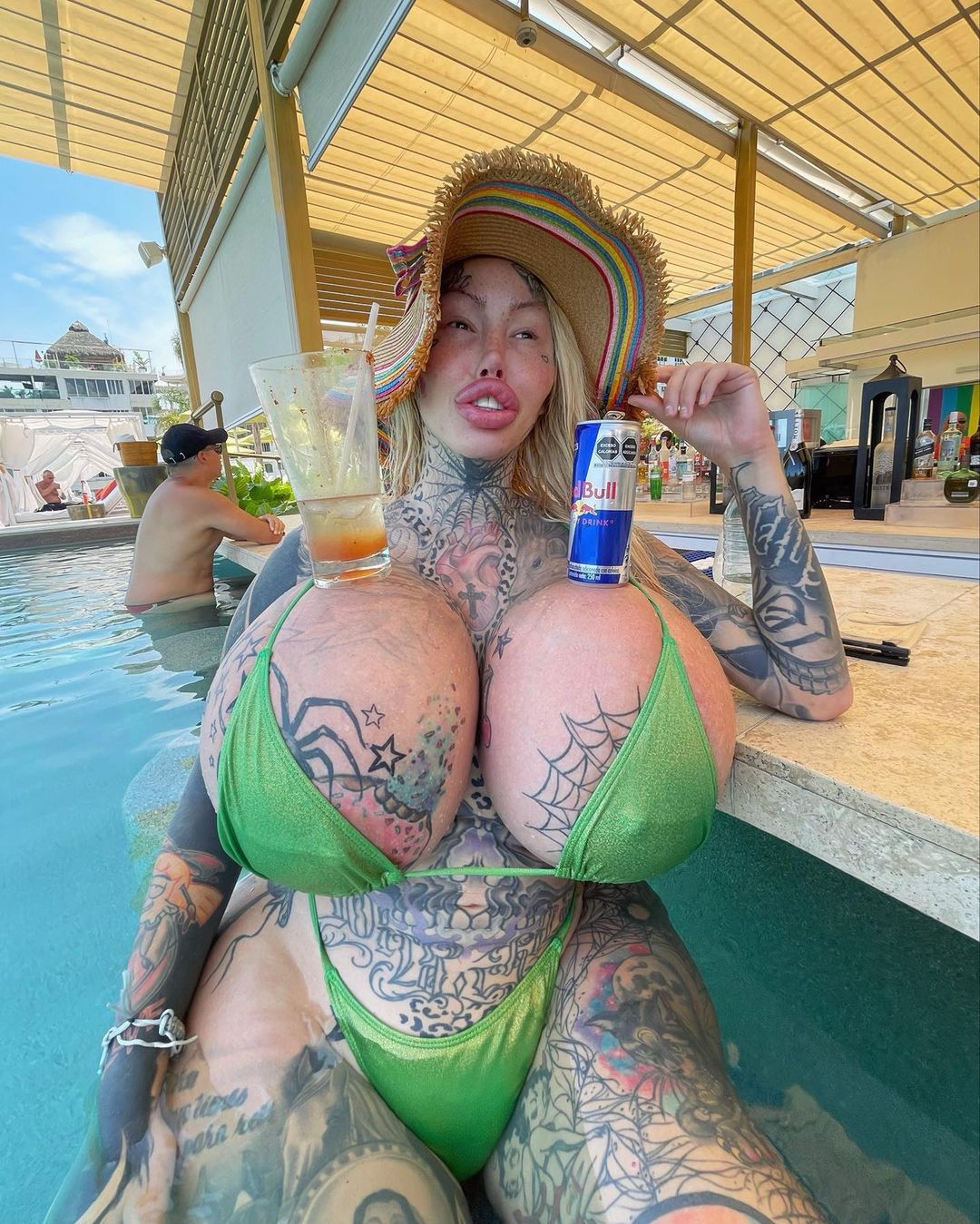 Instagramowej modelce wybuchł implant piersi. Ważył 10 kg