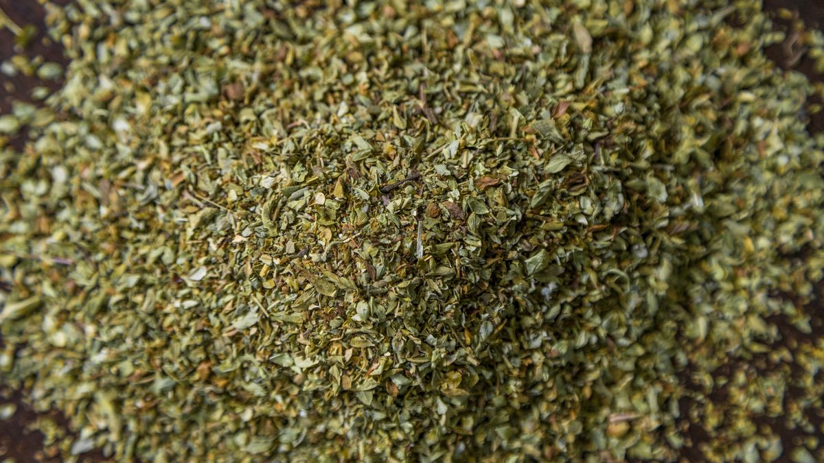 orégano desidratado
tempero orégano desidratado jogado sobre uma mesa de madeira
Moskow