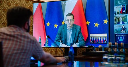 Pełny lockdown na razie wstrzymany. Pomoc dla firm? Jedynie symboliczna