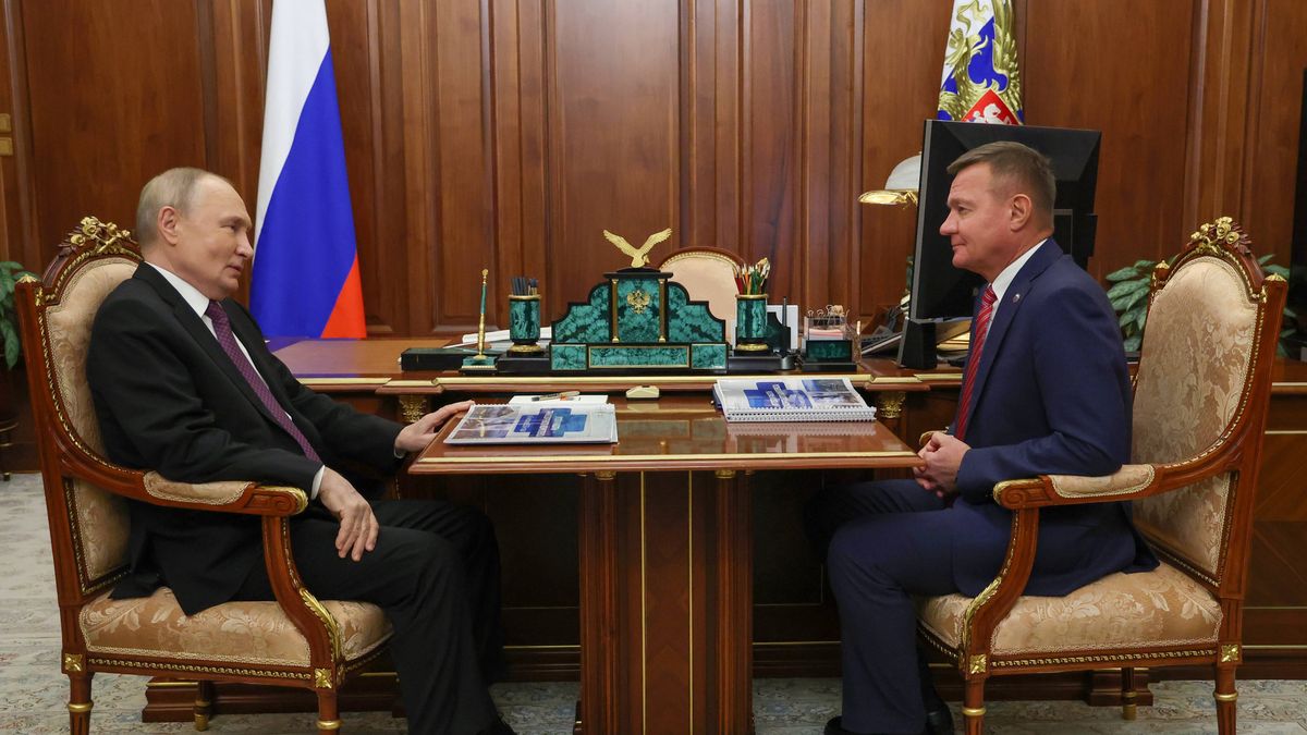 Russian President Vladimir Putin meets with Russian Transport Minister Roman Starovoit
epa11863743 Russian President Vladimir Putin (L) meets with Russian Transport Minister Roman Starovoit at the Kremlin in Moscow, Russia, 30 January 2025.  EPA/GAVRIIL GRIGOROV/SPUTNIK/KREMLIN / POOL MANDATORY CREDIT 
Dostawca: PAP/EPA.
GAVRIIL GRIGOROV/SPUTNIK/KREMLIN / POOL
head of state