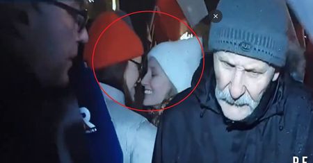 Dziewczyny nie krępowały się przed kamerami TV Republika. W końcu je zasłonili