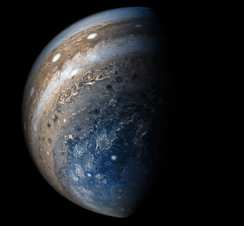 Nowe zdjęcia Jowisza ujawniają, że na jego powierzchni występują burze