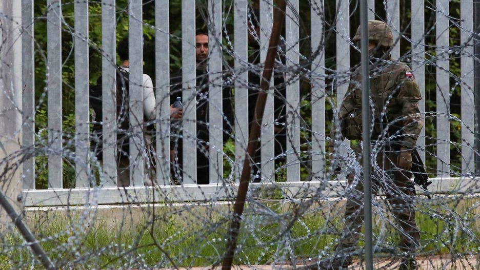 Po tym jak grupa migrantów przekroczyła granicę, żołnierze 1. Warszawskiej Brygady Pancernej oddali strzały w powietrze

