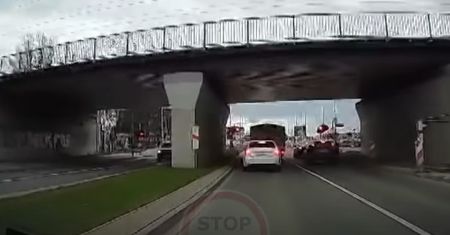 Podczas egzaminu docisnął gaz na czerwonym i wyłamał szlaban