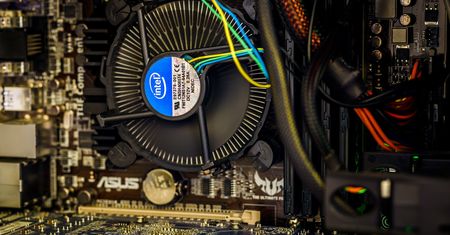 Niektóre procesory Intel Core 9. generacji wciąż mają „gluta” pod IHS-em. Warto na to uważać