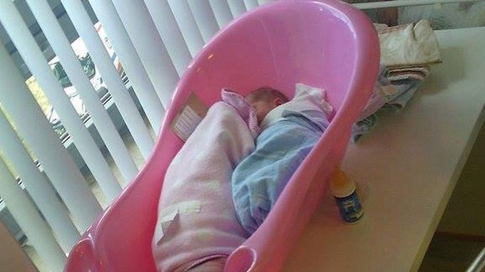 Noworodek w wanience na szpitalnym oddziale