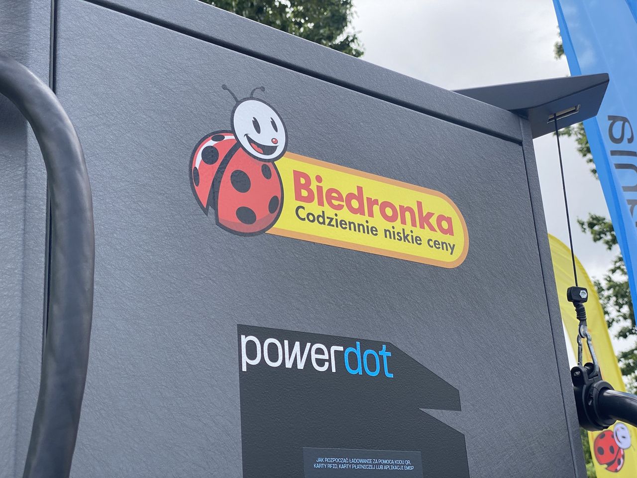 Otwarcie stacji ładowania Powerdot na parkingu Biedronki przy ul. Pałacowej w Warszawie