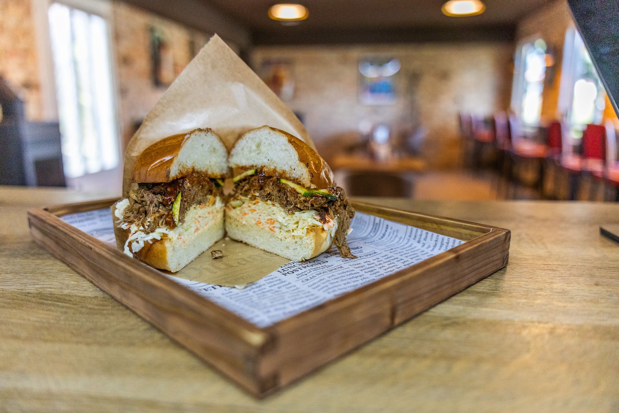 BBQ Bar DYM działa przy drodze krajowej nr 80 w Czarnowie.
