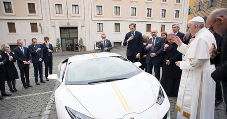 Papież sprzedaje swoje lamborghini. Kup 580-konną bestię i pomóż potrzebującym