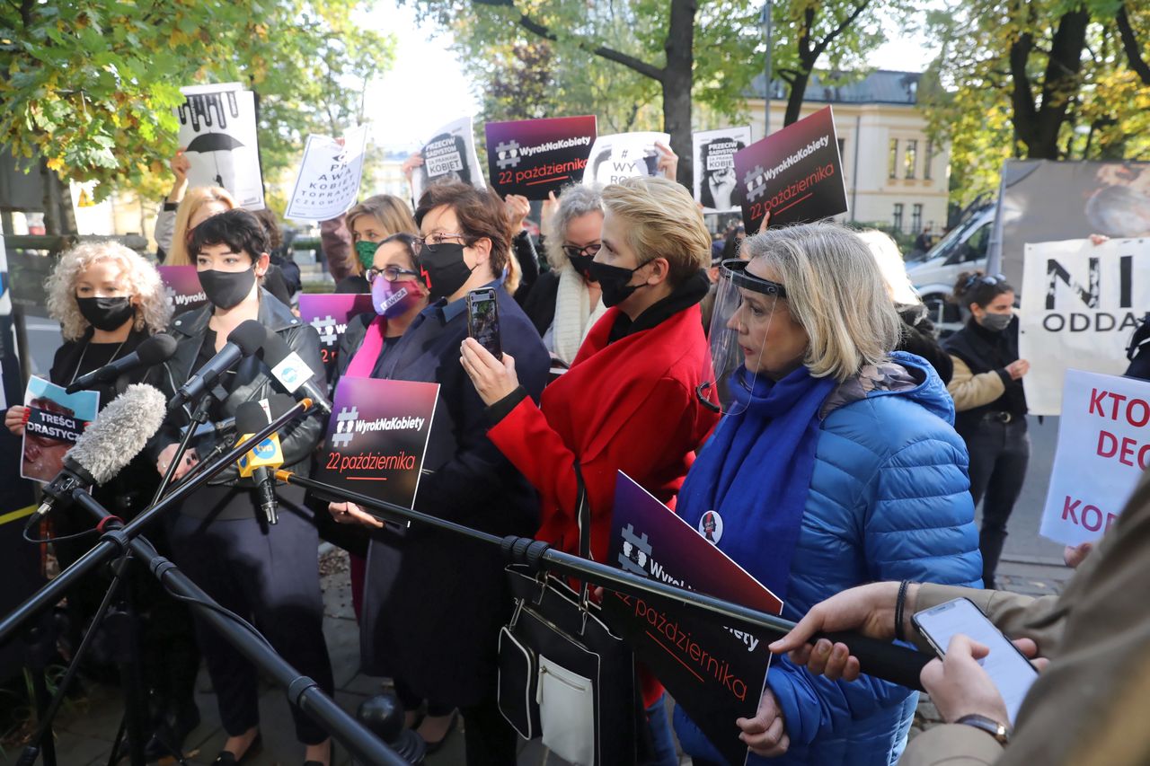 Aborcja z powodu wady płodu. Politycy protestują przed Trybunałem Konstytucyjnym