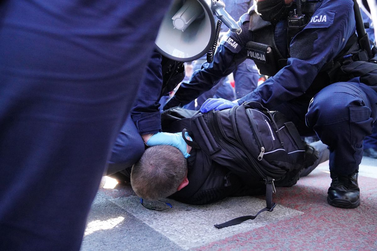 Protest przedsiębiorców w Warszawie. Paweł Tanajno zatrzymany, przepychanki z policją