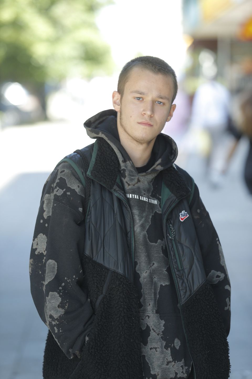 Xavier Wiśniewski przed studio "Dzień dobry TVN"