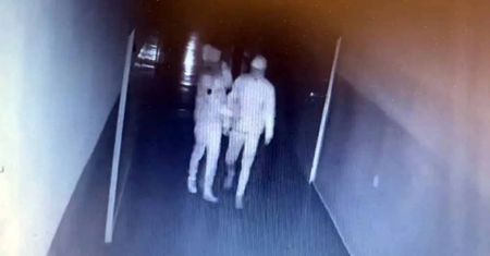 Włamali się do szkoły, zamaskowali twarze. Ale napisali swoje ksywy na tablicy