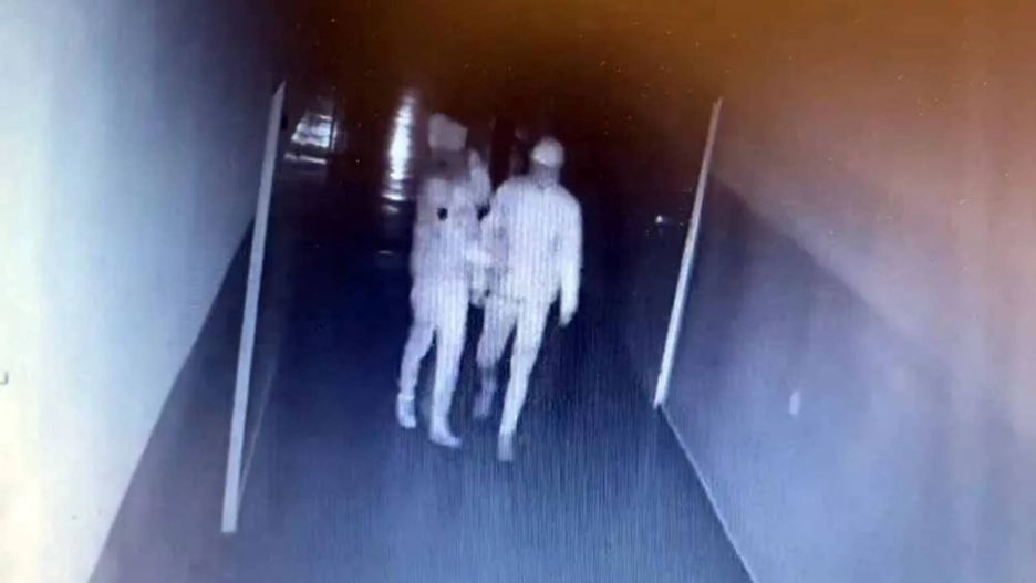 Włamali się do szkoły, zamaskowali twarze, ale napisali swoje ksywy na tablicy