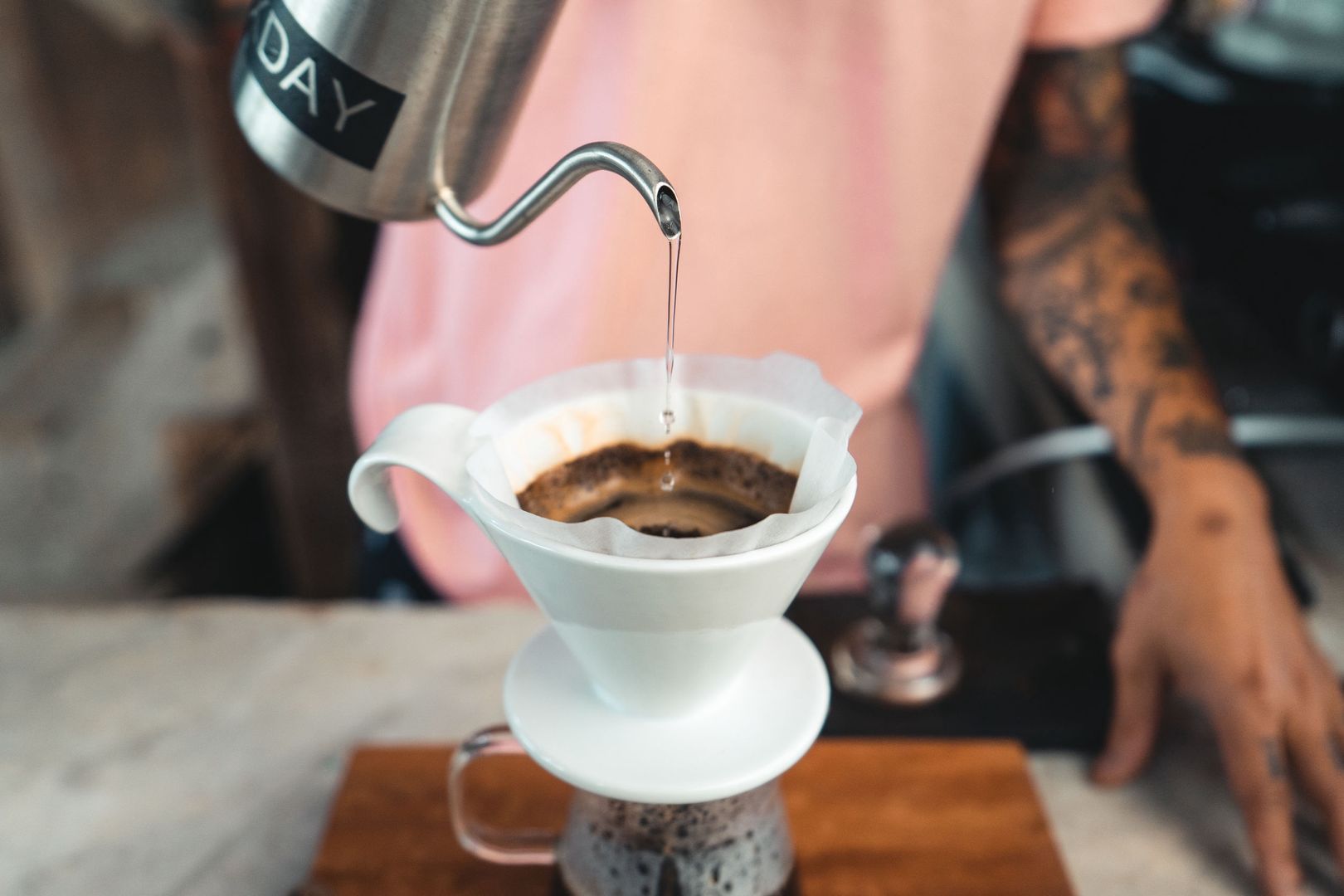Kawa parzona przez baristę
