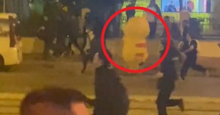 Uciekał przed policją w stroju Pikachu. Nagranie z Turcji
