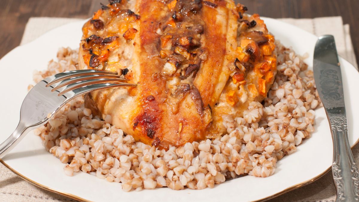 Pieczone kieszonki możesz podać na kaszy z sosem grzybowym obok