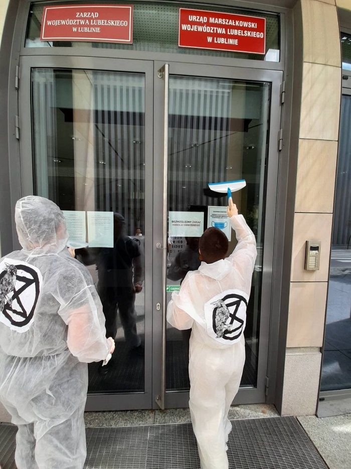 Aktywiści Extinction Rebellion umyli okna Urzędu Marszałkowskiego w Lublinie