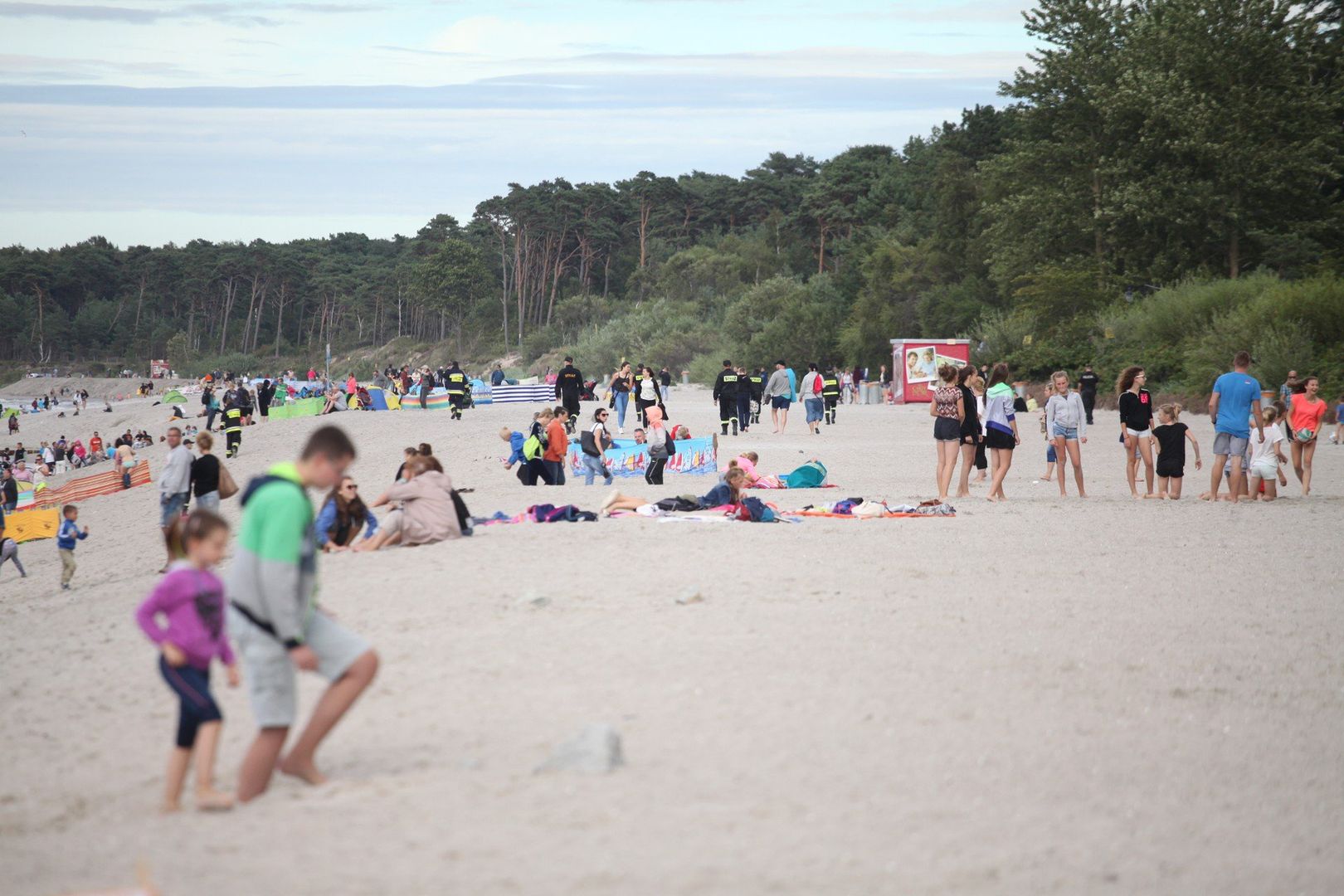Ustka - Główny konkurent Łeby o miano stolicy Wybrzeża Środkowego… i tytuł „Najbardziej rodzinnego fragmentu nadbałtyckiego brzegu” to jedna z tych plaż, na której dobrze poczują się zarówno rodzinni ekstrawertycy i amatorzy tętniących życiem kurortów, jak i Ci, którzy poszukują spokoju… pod warunkiem, że dobrze wybiorą jej część. W krajobrazie na wschód od dzielącego na dwie połowy plaże w Ustce kanału portowego dominują kolorowe stragany, knajpki i atrakcje dla dzieciNajwyższe standardy panujące na plażu w Ustce potwierdza Błękitna Flaga, która łopocze na wietrze o wręcz niezwykłych wskaźnikach czystości - podaje magazyn Travelist.