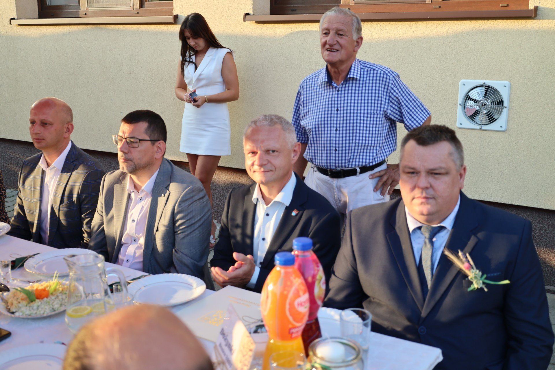 Mieszkańcy spotkali się przy Domu Strażaka w Benicach, żeby świętować zakończenie żniw