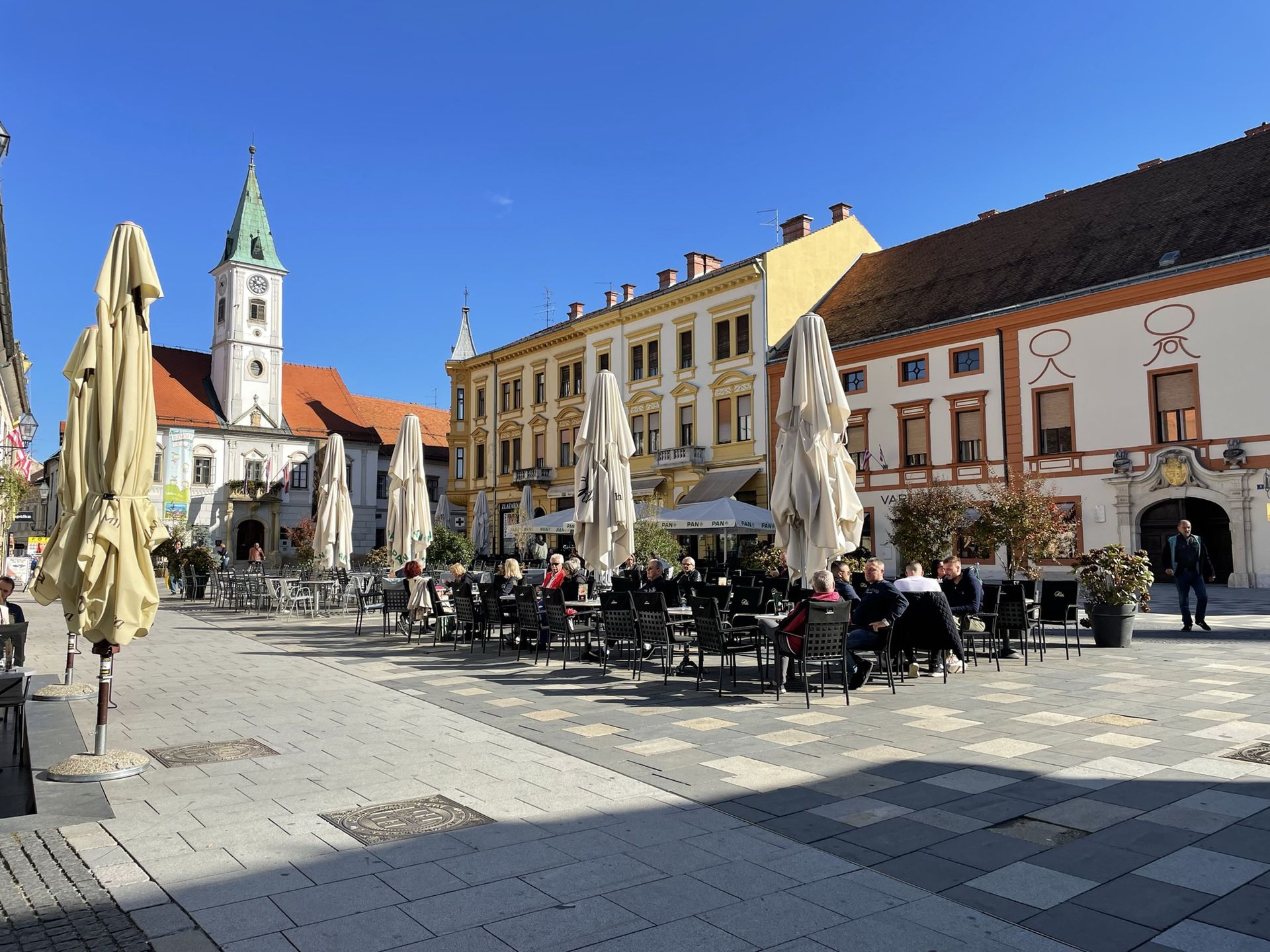 Centralny plac miasta (po lewej stronie budynek ratusza) 