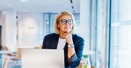 Przymusowa zmiana B2B na etat - kogo może dotyczyć?