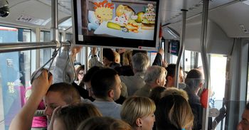 Pasażerka krakowskiego MPK wytyka współpasażerom głośne rozmowy przez telefon. I apeluje: "Pomyślmy o innych"