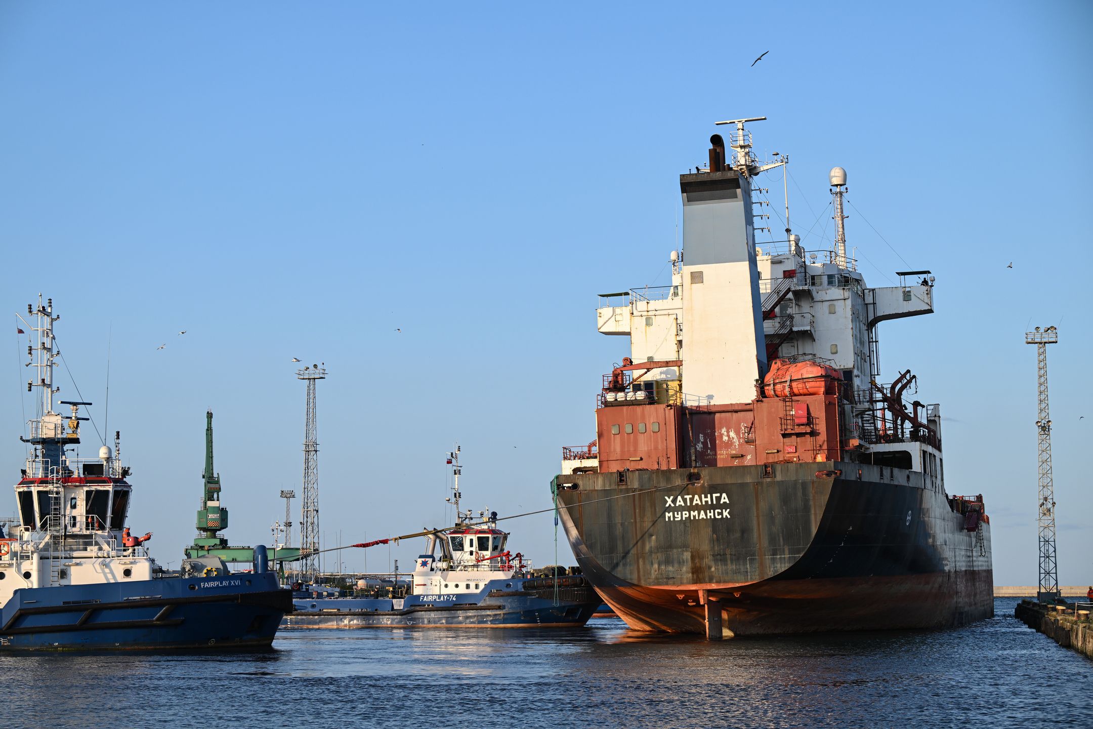 Gdynia, 19.06.2025. Rosyjski zbiornikowiec ?Khatanga? w Porcie Gdynia, 19 bm. Statek od 2017 roku cumował w Porcie Gdynia, po tym jak został zatrzymany po kontroli technicznej, której nie przeszedł. Niedługo po zatrzymaniu armator, rosyjska spółka Murmansk Shipping Company, ogłosił upadłość i porzucił statek. Po 8 latach jednostka została wyprowadzona z portu w Gdyni. Trafi na złomowisko w Danii. (sko) PAP/Adam Warżawa