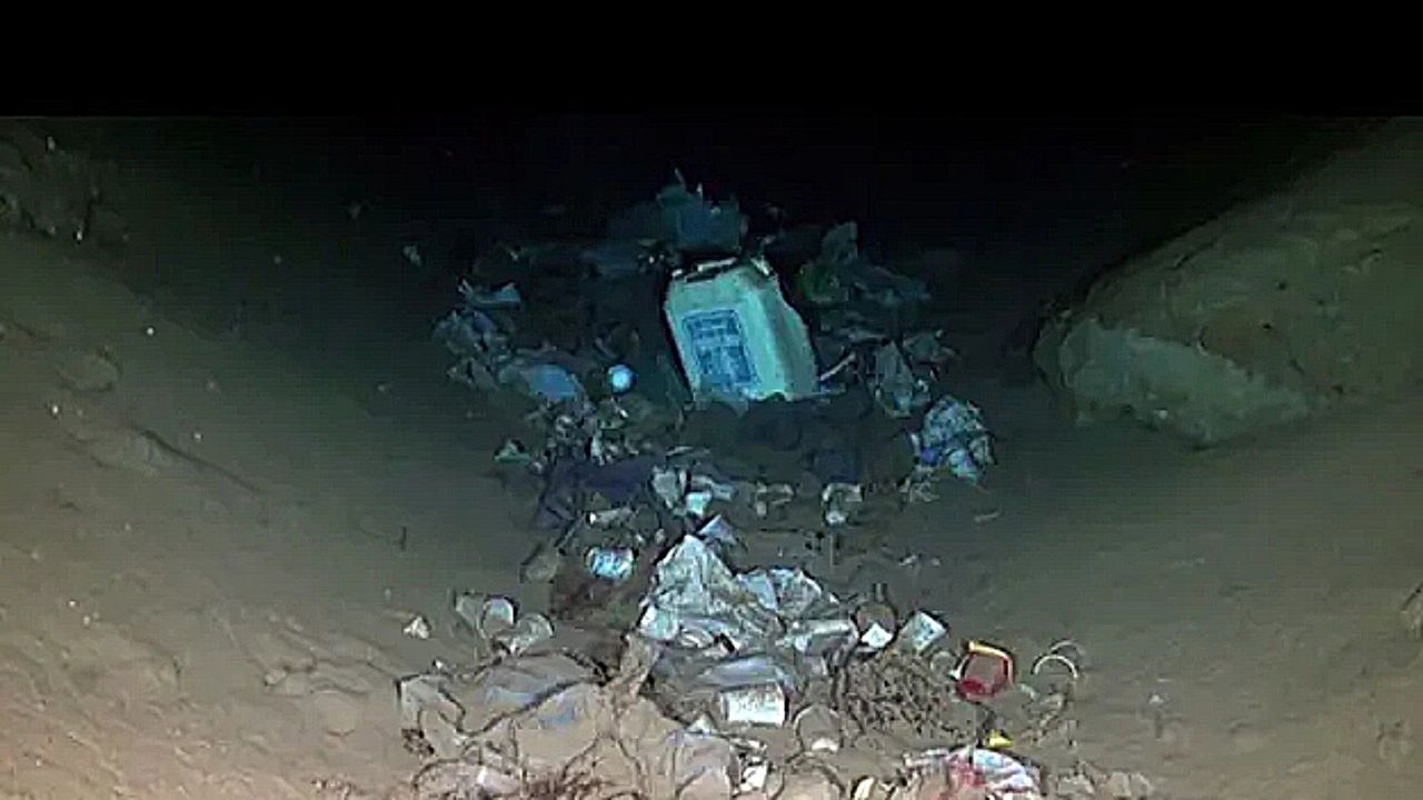 Podwodne wysypisko śmieci. Odpady na głębokości 5 km