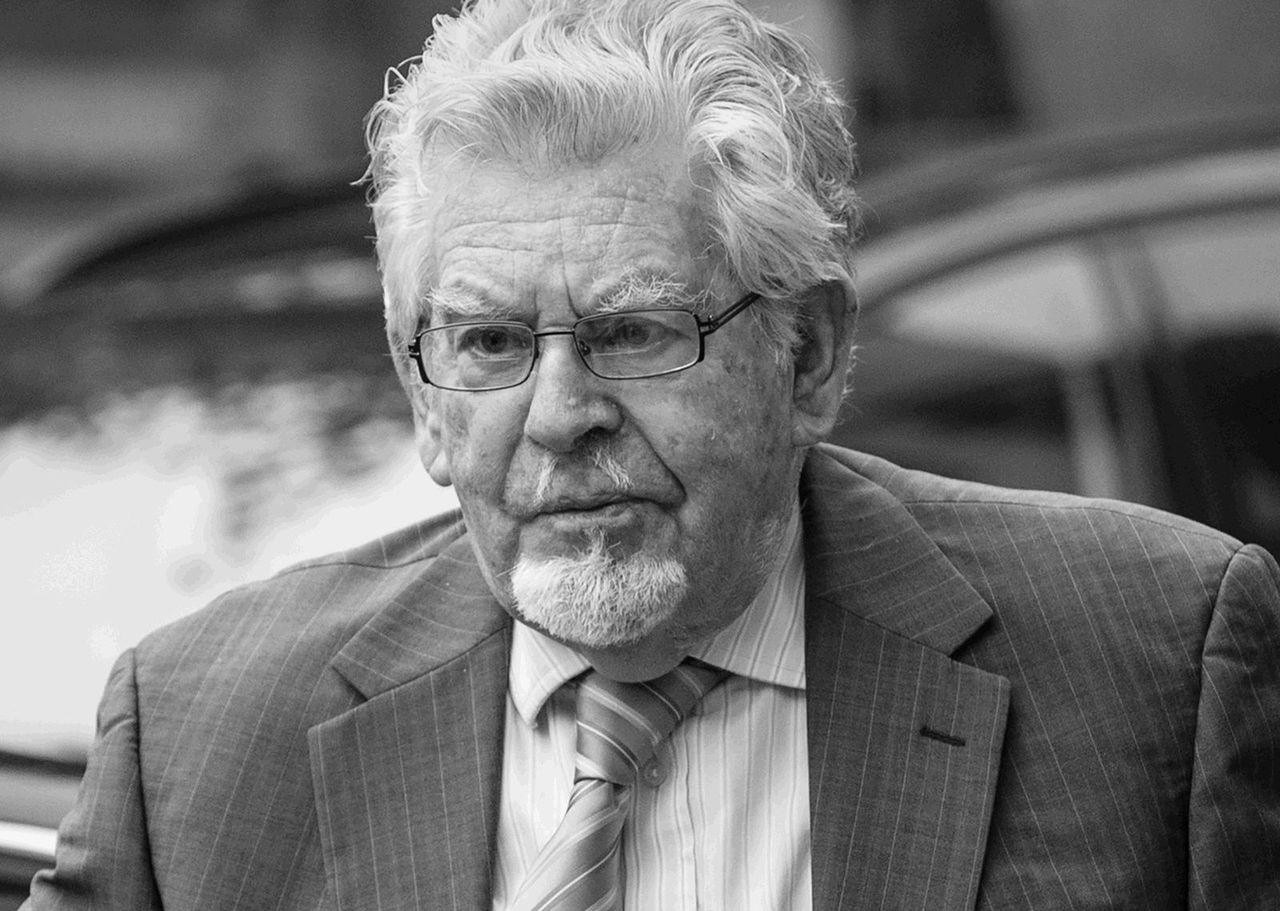 Rolf Harris nie żyje. Pedofilska przeszłość gwiazdy BBC wstrząsnęła Brytyjczykami