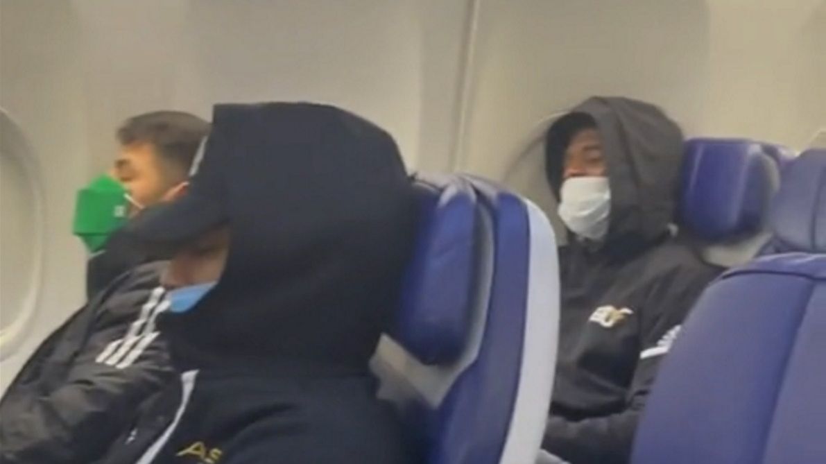 Pasażerowie udają, że śpią, by nikt obok nich nie usiadł