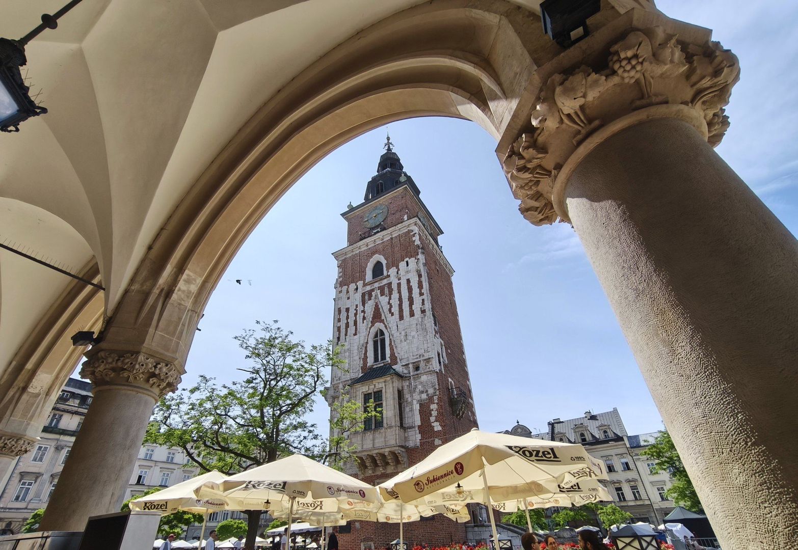 Wieża ratuszowa na Rynku Głównym w Krakowie jest jedyną pozostałością miejskiego ratusza, który powstał w XIV w. i był potem wielokrotnie przebudowywany i rozbudowywany.