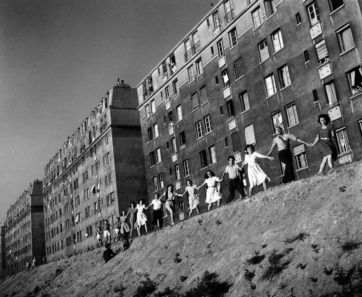 Dlaczego zdjęcie Roberta Doisneau trafiło do klasyki fotografii ulicznej? Przekonacie się na wystawie 2