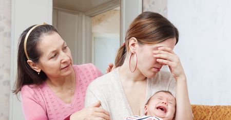 Depresja poporodowa a baby blues – sprawdź, na co cierpisz