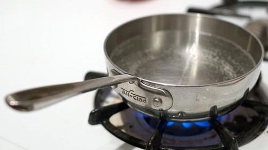 Jak zagotować wodę bez bąbelków? 1