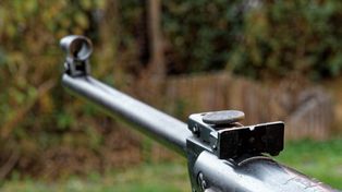 Marciszów: rambo w ataku. Strzelał z wiatrówki, groził piłą łańcuchową