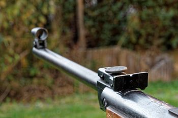 Marciszów: rambo w ataku. Strzelał z wiatrówki, groził piłą łańcuchową